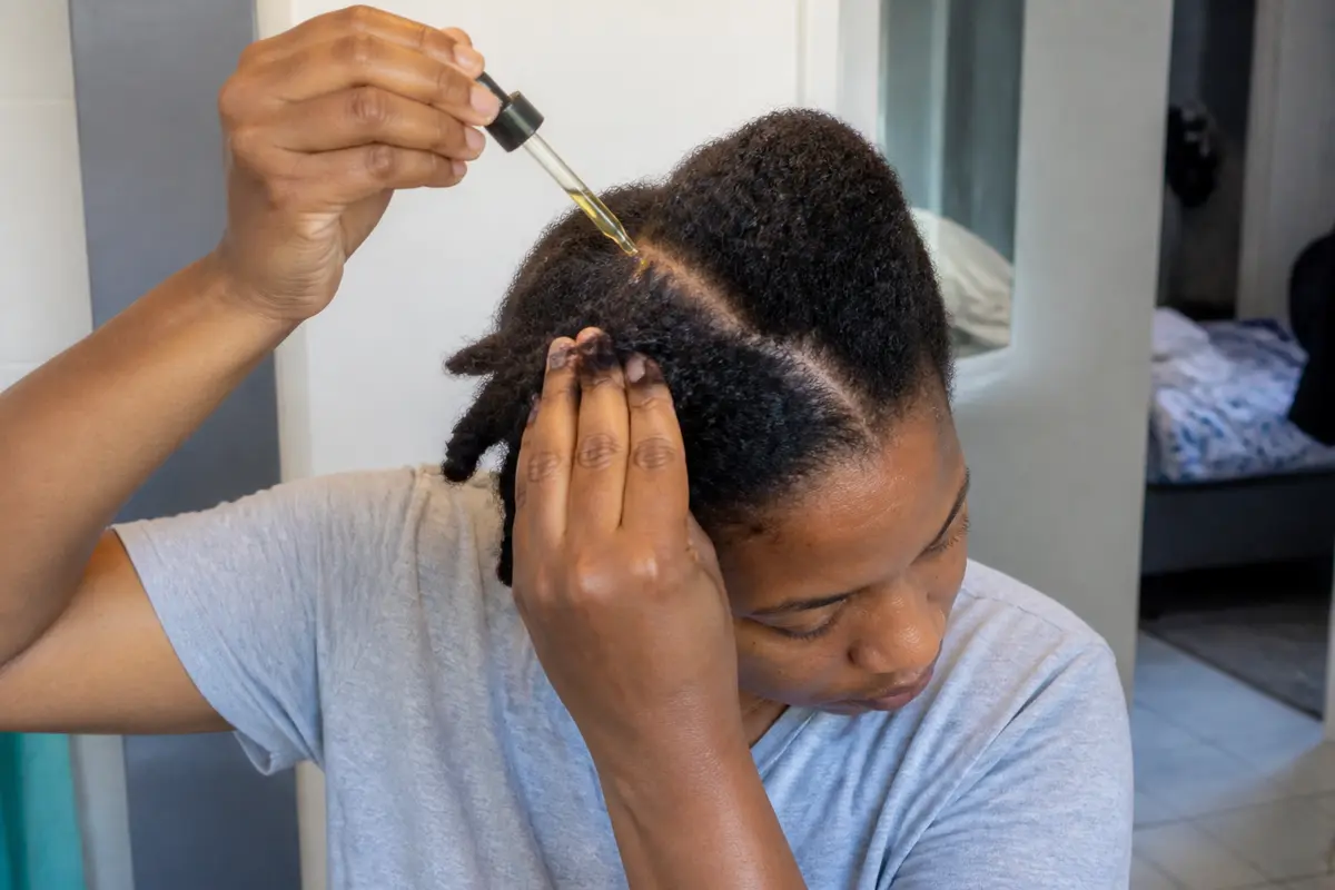 L’huile de ricin fait-elle perdre les cheveux ? Vérité &amp; mythe