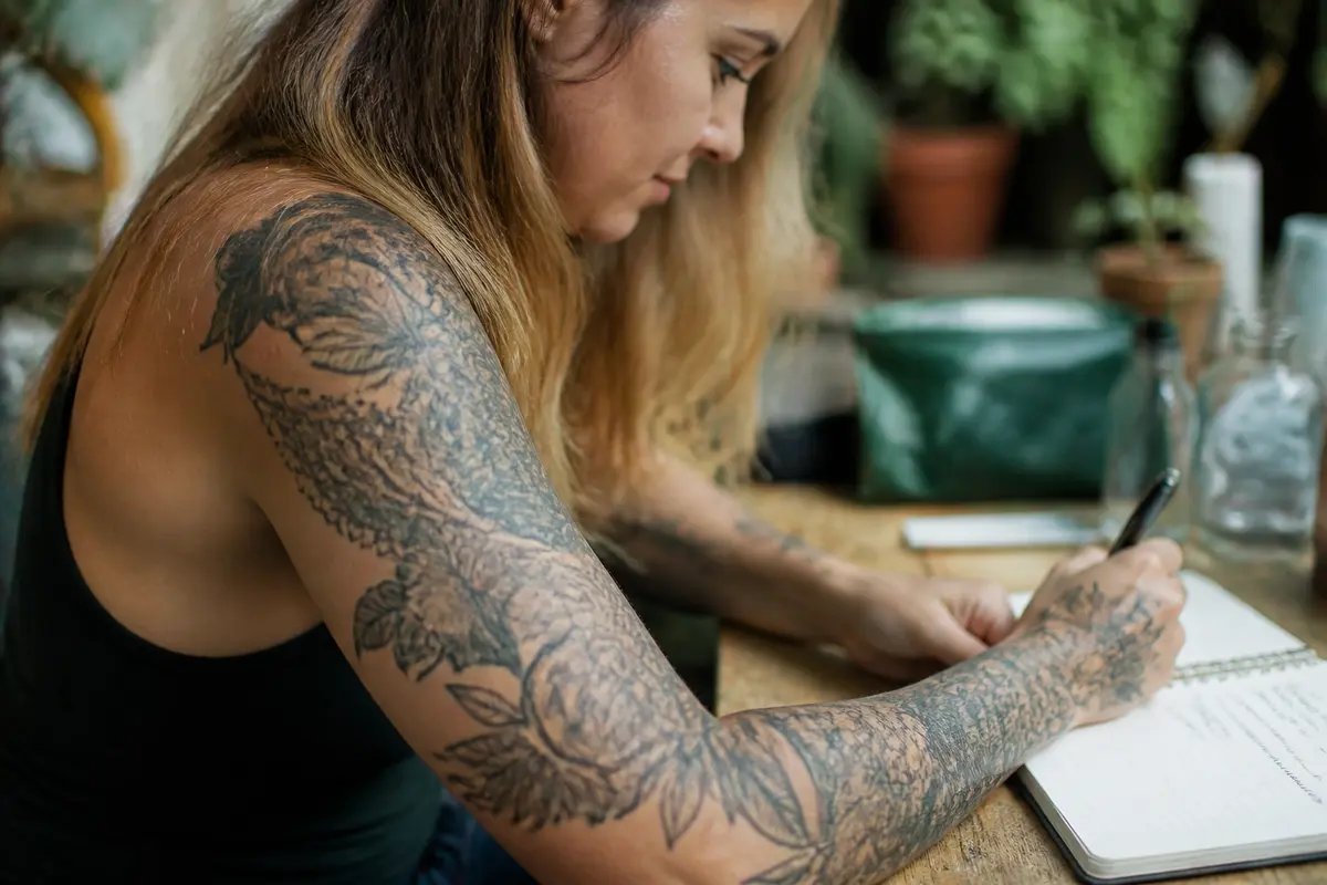 Tatouage femme bras dentelle fleur : Inspirations et idées