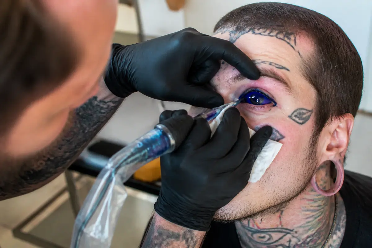 Tatouage dans les yeux : mode, risques et dangers révélés